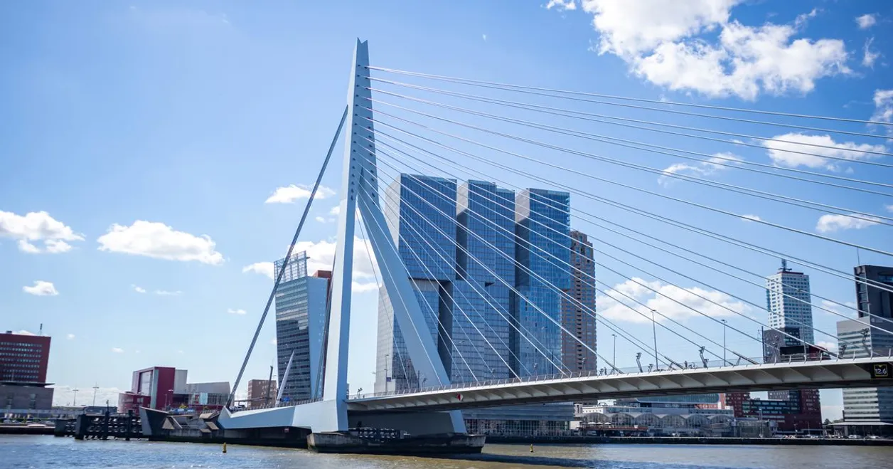 Amsterdam vs Rotterdam Vertaaldiensten: Welke Stad Kiezen voor Jouw Project?